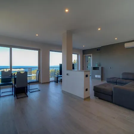 Liam Con Piscina - Goelba